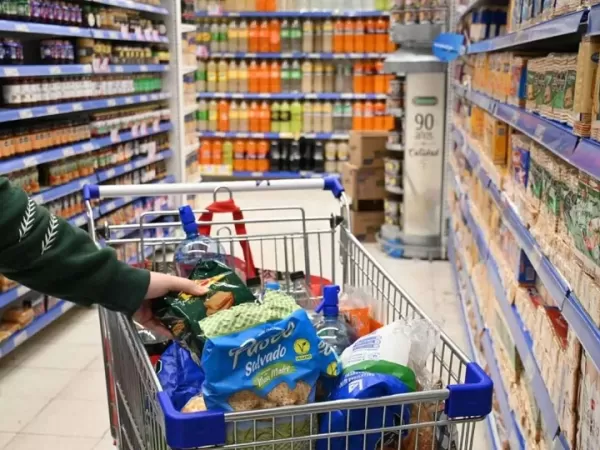 Caen las compras grandes y ganan terreno almacenes, apps y promociones