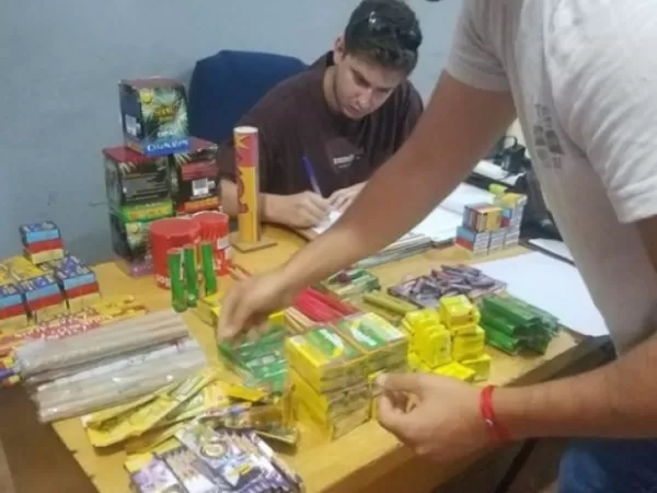 Secuestraron mercader&iacute;a por venta no regulada de pirotecnia