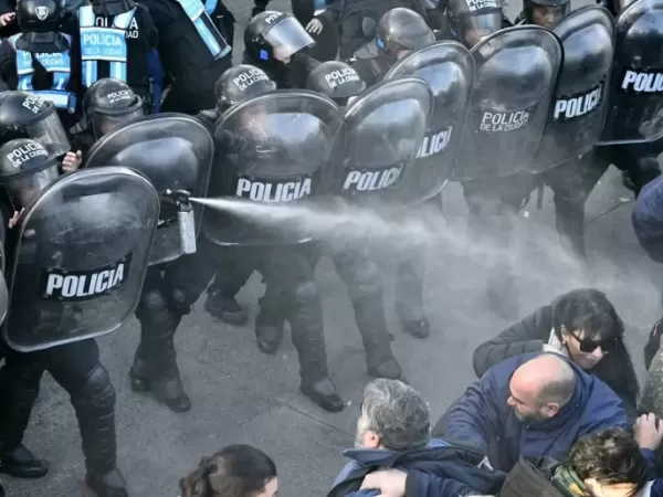 Fuerte protesta frente al INTI termin&oacute; con gases y represi&oacute;n