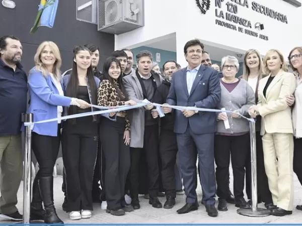 Kicillof y Espinoza inauguraron dos escuelas y enviaron un fuerte mensaje a Milei