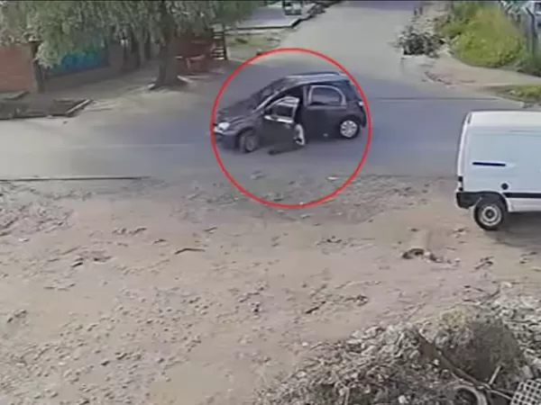 Le robaron el auto a una maestra y la arrastraron más de media cuadra en Virrey del Pino