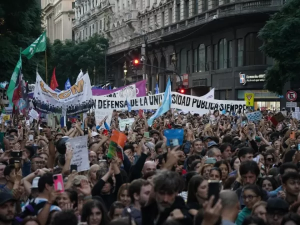 Masivo reclamo de estudiantes y docentes universitarios contra el Gobierno: &ldquo;No hipotequen el futuro&rdquo;