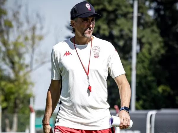 La postura del DT de Hurac&aacute;n sobre el partido ante River: &ldquo;En nuestra cancha y con nuestra gente&rdquo;