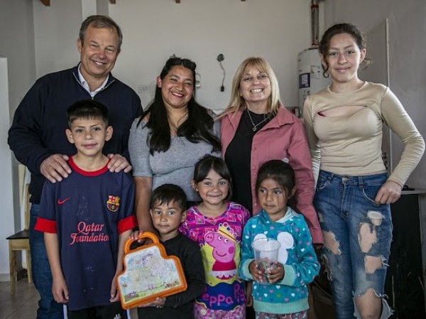 Cascallares recorrió Barrio Lindo y visitó a las familias en su nueva vivienda