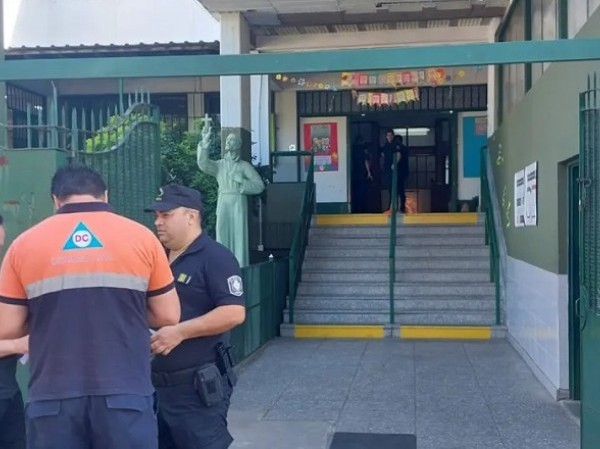 Por una amenaza de bomba, evacuaron una escuela