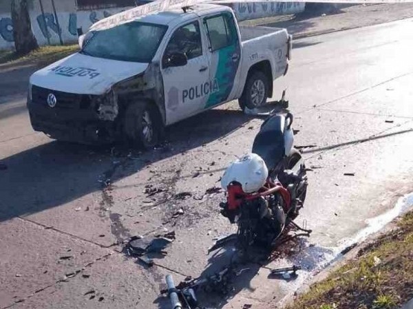 Un motociclista murió tras chocar con un patrullero en persecución