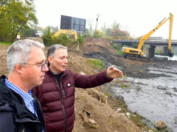 Fernando Gray supervis&oacute; las obras de saneamiento en el R&iacute;o Matanza Riachuelo