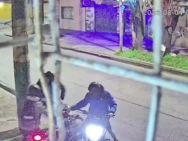 Le apuntaron en el pecho para robarle la moto