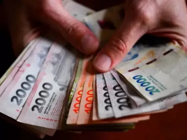 Por la crisis de ingresos y salarios, el 62% de los argentinos se endeud&oacute; para cubrir gastos b&aacute;sicos