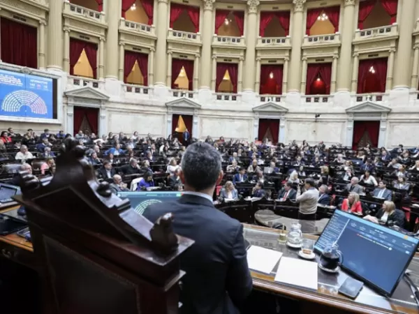 La oposici&oacute;n insistir&aacute; en interpelar a Manuel Adorni, mientras LLA delinea una estrategia defensiva