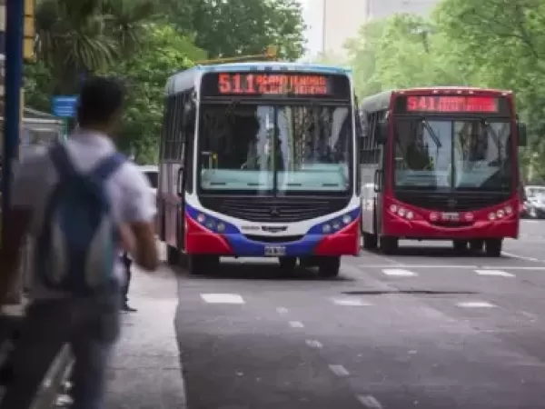 Paro de colectivos en el AMBA: qu&eacute; l&iacute;neas no circulan y cu&aacute;les s&iacute;