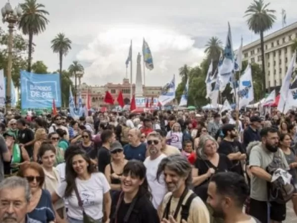 Organizaciones sociales protestan en todo el pa&iacute;s contra la eliminaci&oacute;n del programa Volver al Trabajo