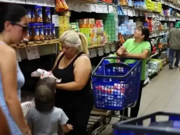 El consumo masivo cay&oacute; 4,9% interanual en agosto y encaden&oacute; una racha negativa de nueve meses