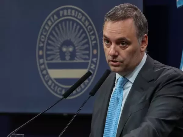 La imagen de Adorni se desploma en medio de las denuncias