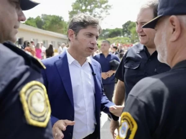 Kicillof formaliza la recomposici&oacute;n salarial de las fuerzas de seguridad y marca contraste con el conflicto abierto en Naci&oacute;n
