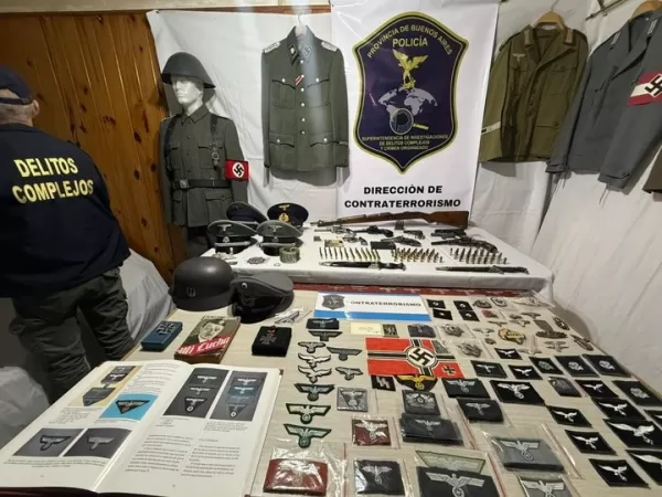 Allanan venta de  baldosas con esv&aacute;sticas y uniformes nazis