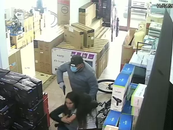 Robaron un comercio a punta de pistola y abandonaron una camioneta