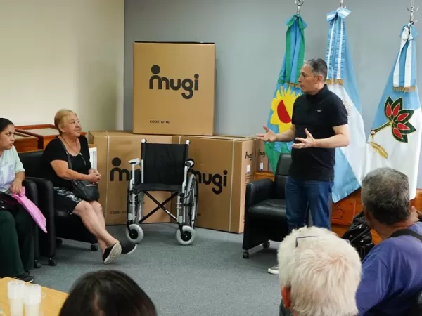 Gray entreg&oacute; sillas de ruedas a personas con diversos problemas de salud