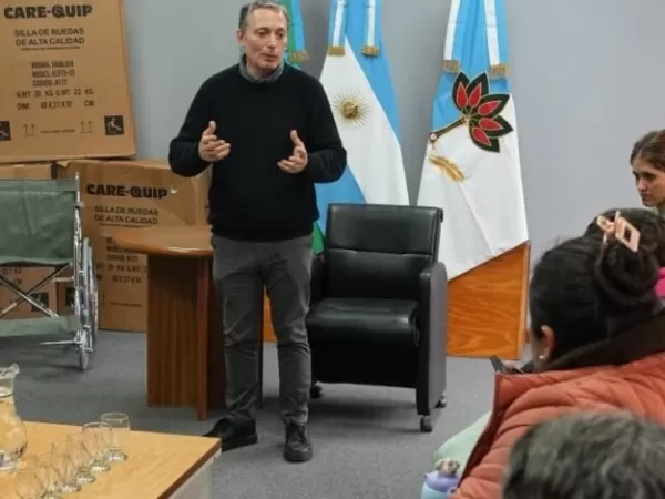 Gray entreg&oacute; sillas de ruedas a vecinos