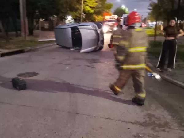 Un veh&iacute;culo cruz&oacute; en rojo, impact&oacute; y se dio a la fuga