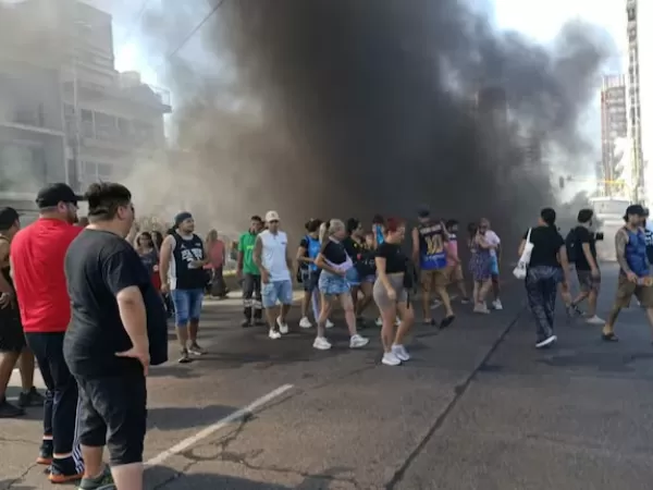 Piqueteros protestaron y prendieron fuego un &aacute;rbol de Navidad