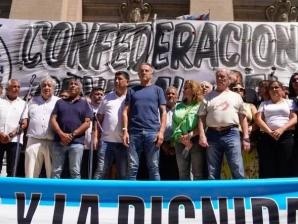 Sindicatos y organizaciones sociales marchan para denunciar el endeudamiento familiar