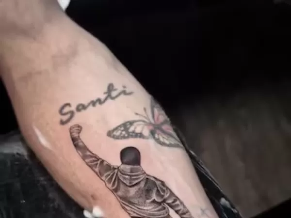 Nico V&aacute;zquez homenaje&oacute; a su hermano Santiago con un impactante tatuaje