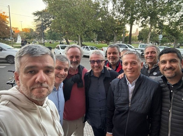 Dirigentes alejados de la pelea interna del PJ se reúnen y ponen en la mira la elección bonaerense
