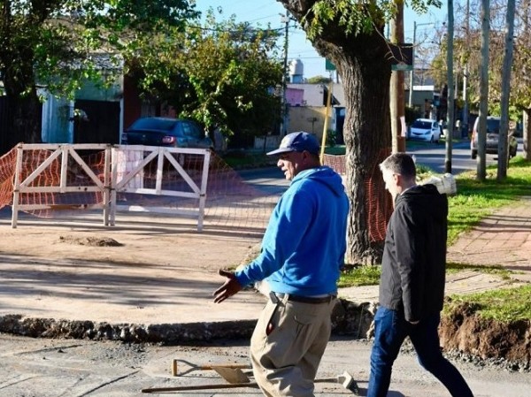 Fernando Gray recorrió las obras de bacheo en hormigón de Alta Resistencia