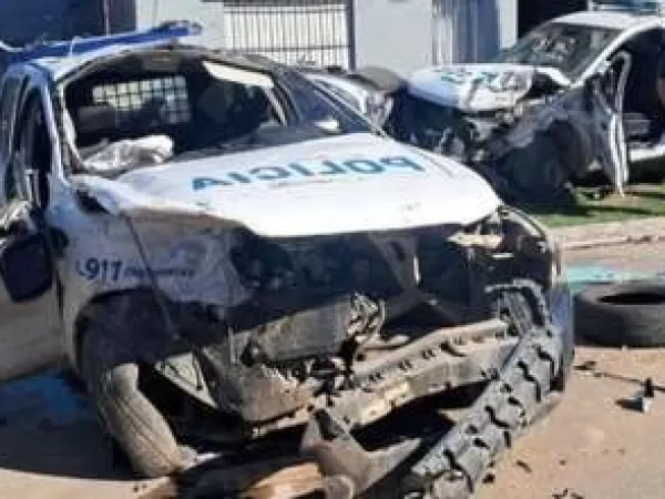 Impactante choque entre dos patrulleros en medio de una persecuci&oacute;n en Gonz&aacute;lez Cat&aacute;n