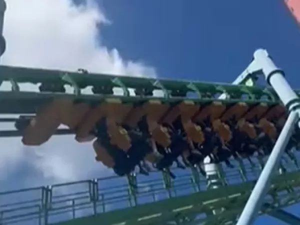 Se rompi&oacute; una monta&ntilde;a rusa del Parque de la Costa y m&aacute;s de 20 personas quedaron colgadas