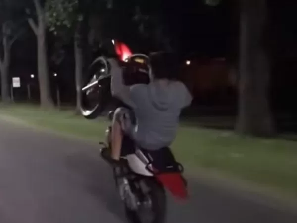 Provincia inhabilit&oacute; hasta 2099 a un joven que grababa y publicaba maniobras peligrosas en moto