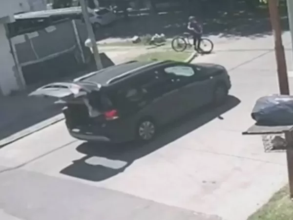 Ladrones le robaron el auto a una mujer y la llevaron en el baúl por varias cuadras