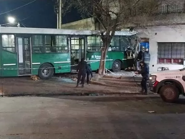 Un colectivero muri&oacute; tras chocar contra una casa en Temperley