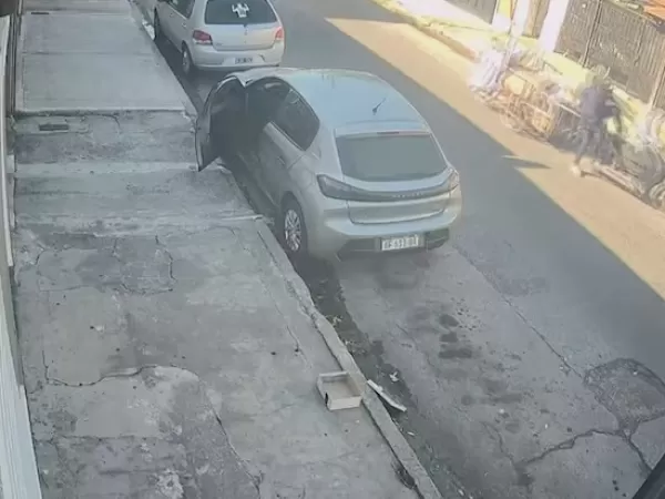 Ladrones le robaron el auto a una mujer que estaba con su beb&eacute; y su sobrina