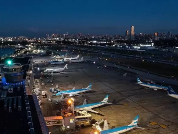 El Gobierno extendi&oacute; hasta 2049 la concesi&oacute;n de Aeropuertos Argentina a cambio de una inversi&oacute;n adicional de US$600 millones