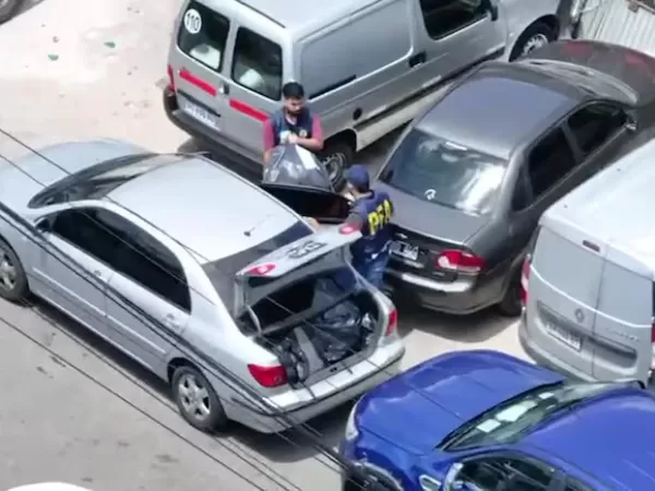 La policía secuestró mercadería ilegal y hubo tensión con los feriantes de La Salada