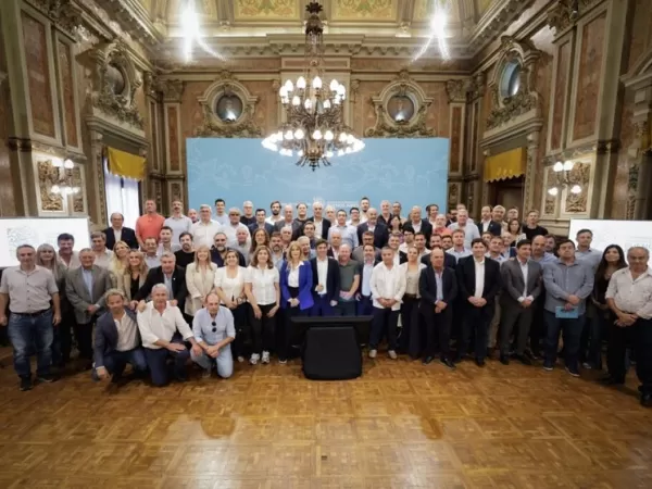Kicillof gir&oacute; la primera cuota del Fondo Municipal a los intendentes bonaerenses