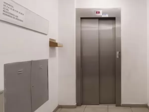 Un trabajador muri&oacute; reparando un ascensor