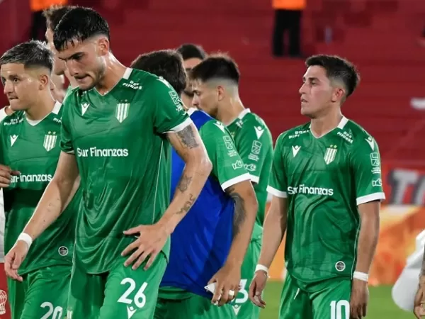 Deudas, paro y tensi&oacute;n interna en el Club Banfield