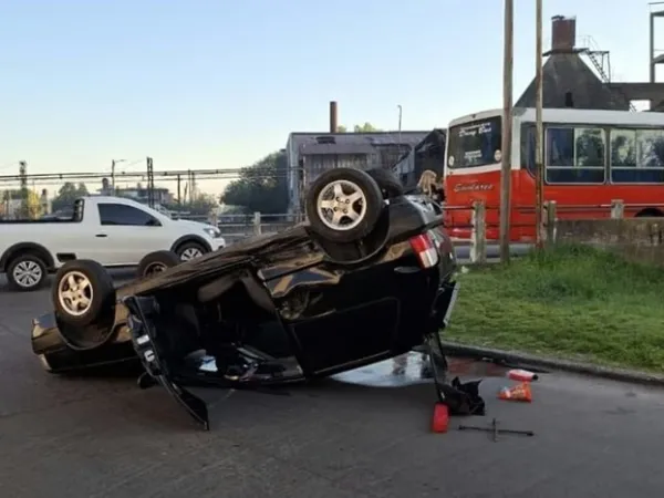 Impactante choque entre un auto y un micro escolar