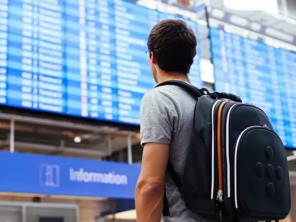 Los viajes al exterior bajaron un 13% anual en abril, mientras la llegada de extranjeros creci&oacute; 10%