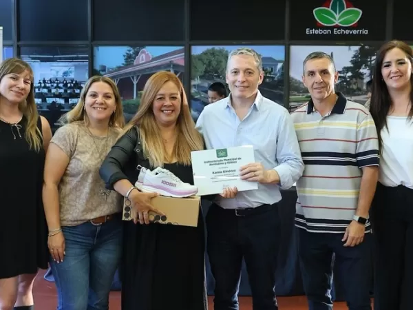 Gray entreg&oacute; diplomas a egresadas y egresados del instructorado de aerolatino y ritmos