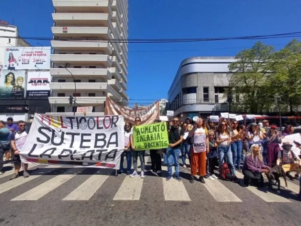 Docentes bonaerenses marcharon a Gobernaci&oacute;n en reclamo de salarios