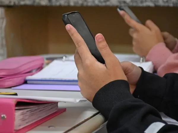 Senadores vuelven a debatir el uso de celulares en las escuelas secundarias
