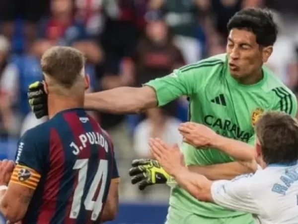 Una pi&ntilde;a de Esteban Andrada desat&oacute; una batalla campal en el derbi aragon&eacute;s