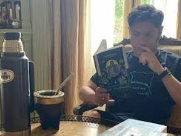 Libertarios trataron de “burro” y de “degenerado” a Kicillof por leer uno de los libros de la polémica