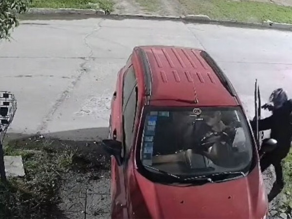 Se resistió al robo del auto y gracias a la alarma vecinal se fueron los ladrones