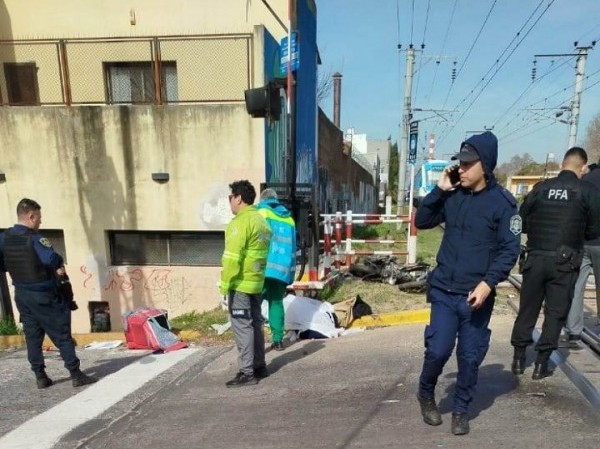 Un delivery falleció al ser arrollado por el Tren Roca