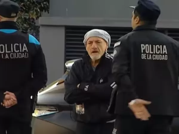 Gustavo Sofovich choc&oacute; a una moto, hubo un inusual operativo policial y el test de alcoholemia le dio negativo
